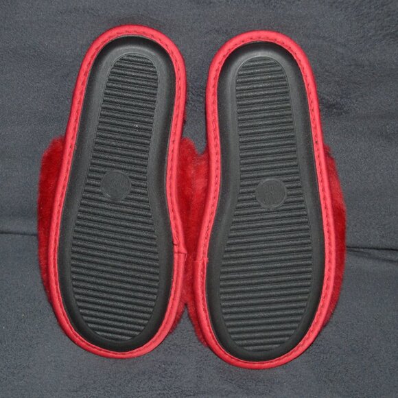 NWOT Victoria's Secret Red V S Closed Toe Faux Fur Slipper - Picture 2 of 5